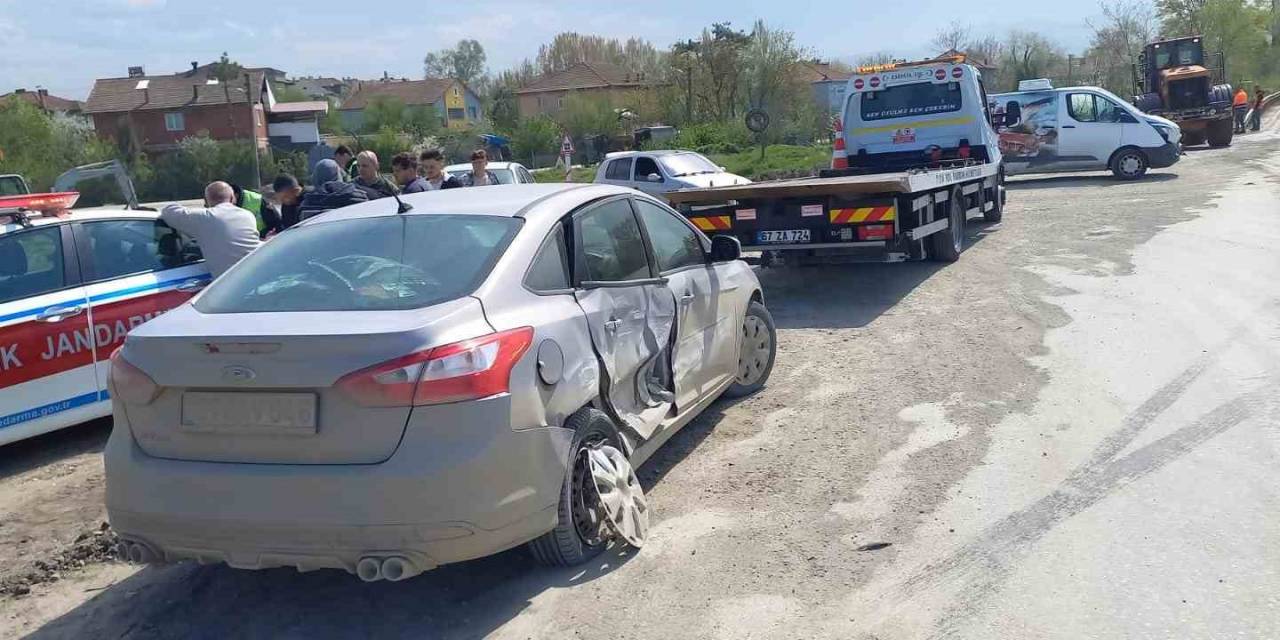 Tali Yoldan Çıkan Araç Kazaya Neden Oldu: 2 Yaralı