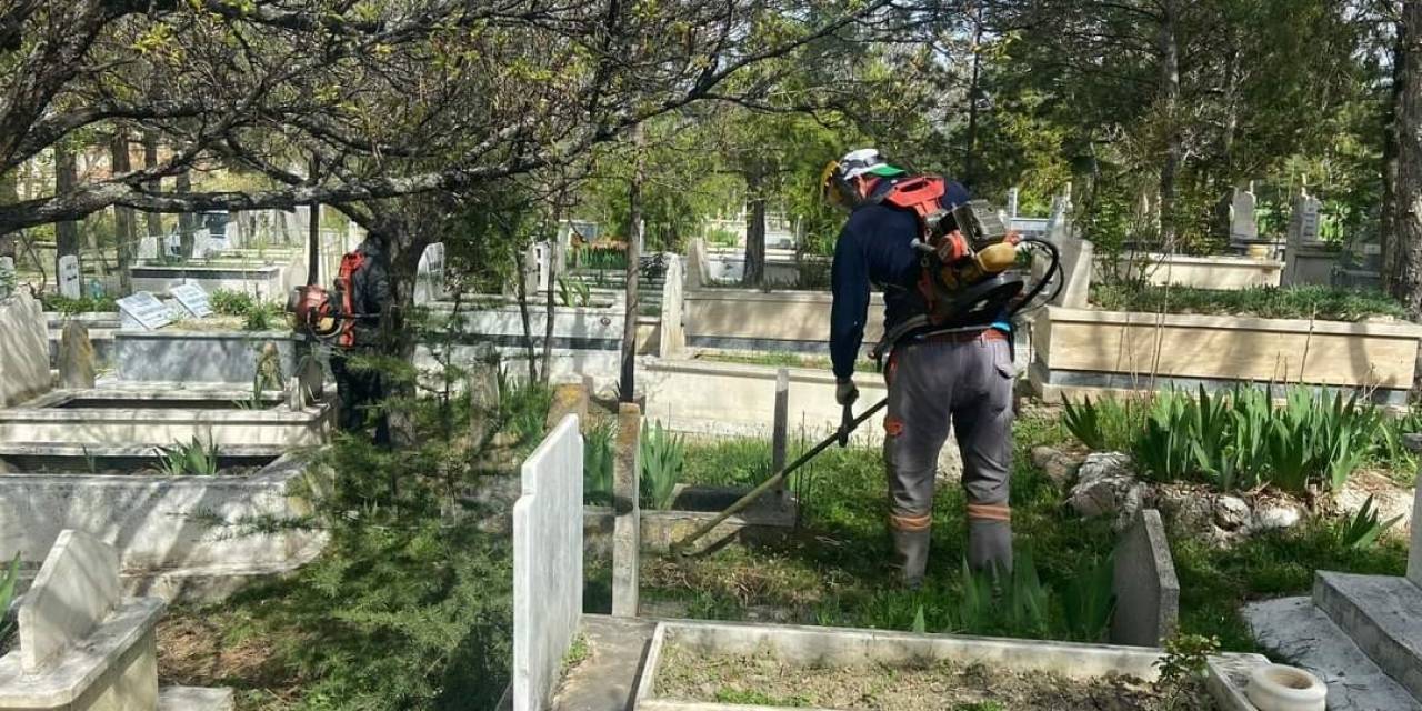 Mezarlıklar Bayram Ziyaretine Hazırlanıyor