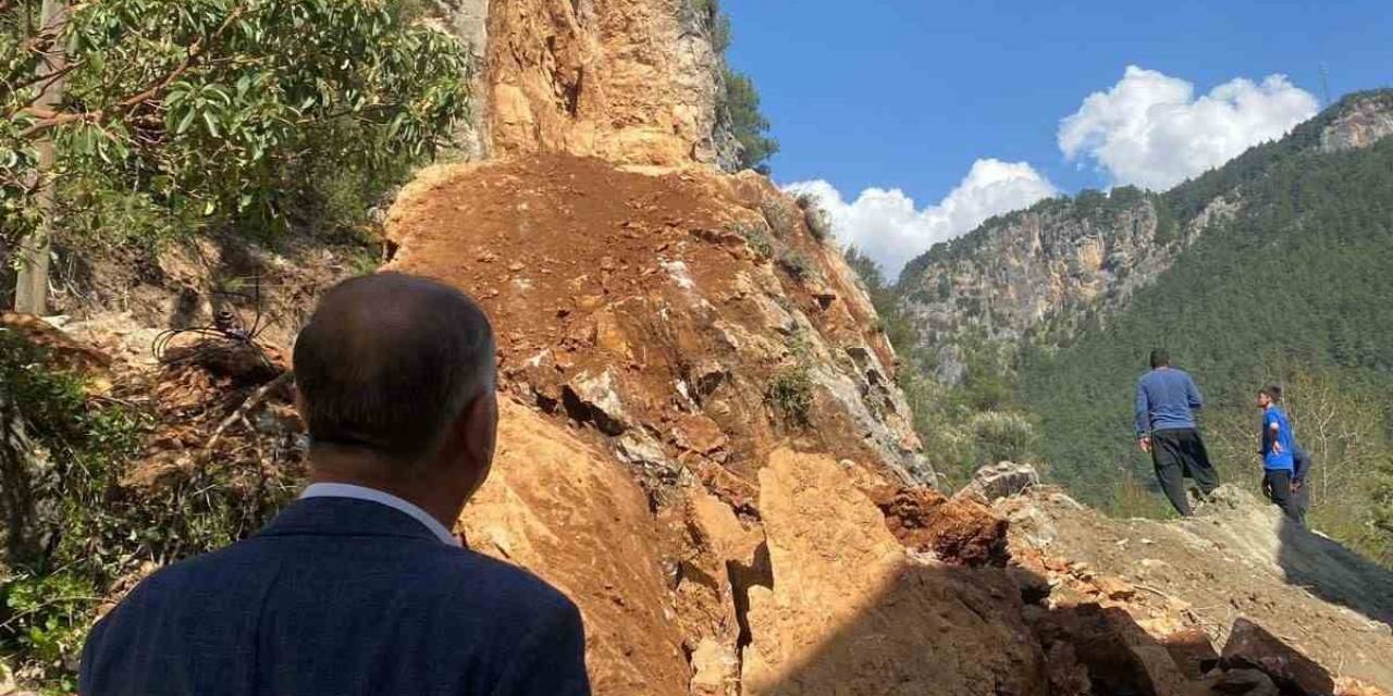 Depremde Yarılan Devasa Kaya Kontrollü Yıkıldı