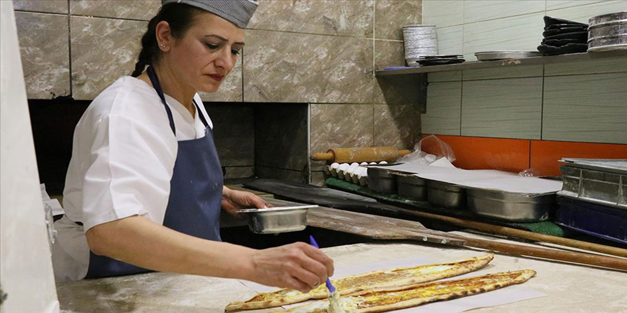 İzmirli kadın, kızının eğitimi için gündüz aşçı akşam pide ustası