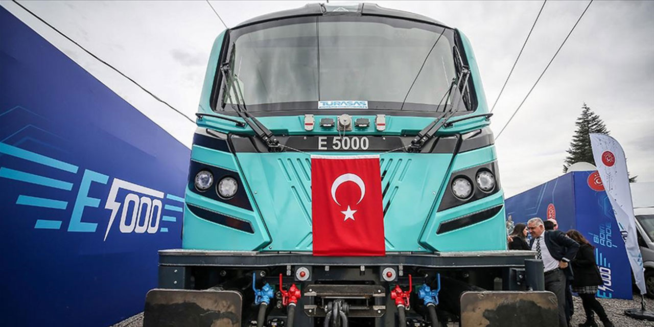 Yerli ve milli imkanlarla geliştirilen E5000 tip elektrikli lokomotif raylara indiriliyor