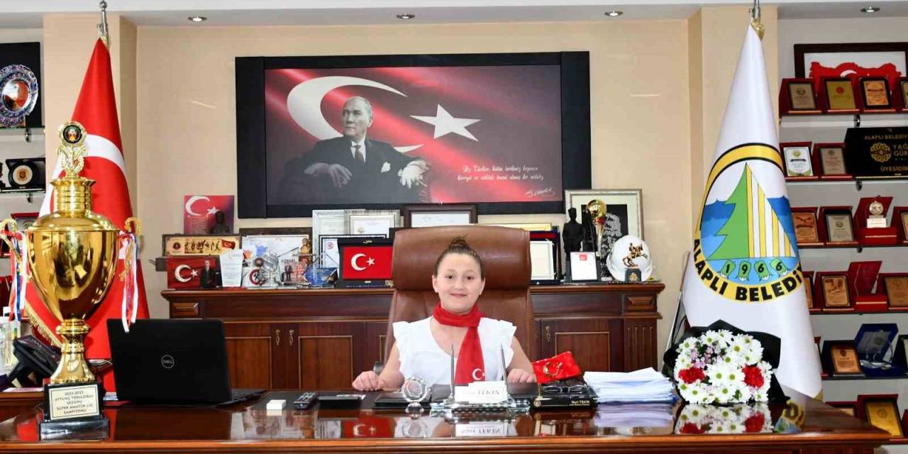 Belediye Başkanı Koltuğunu 23 Nisan Dolayısıyla Öğrenciye Devretti