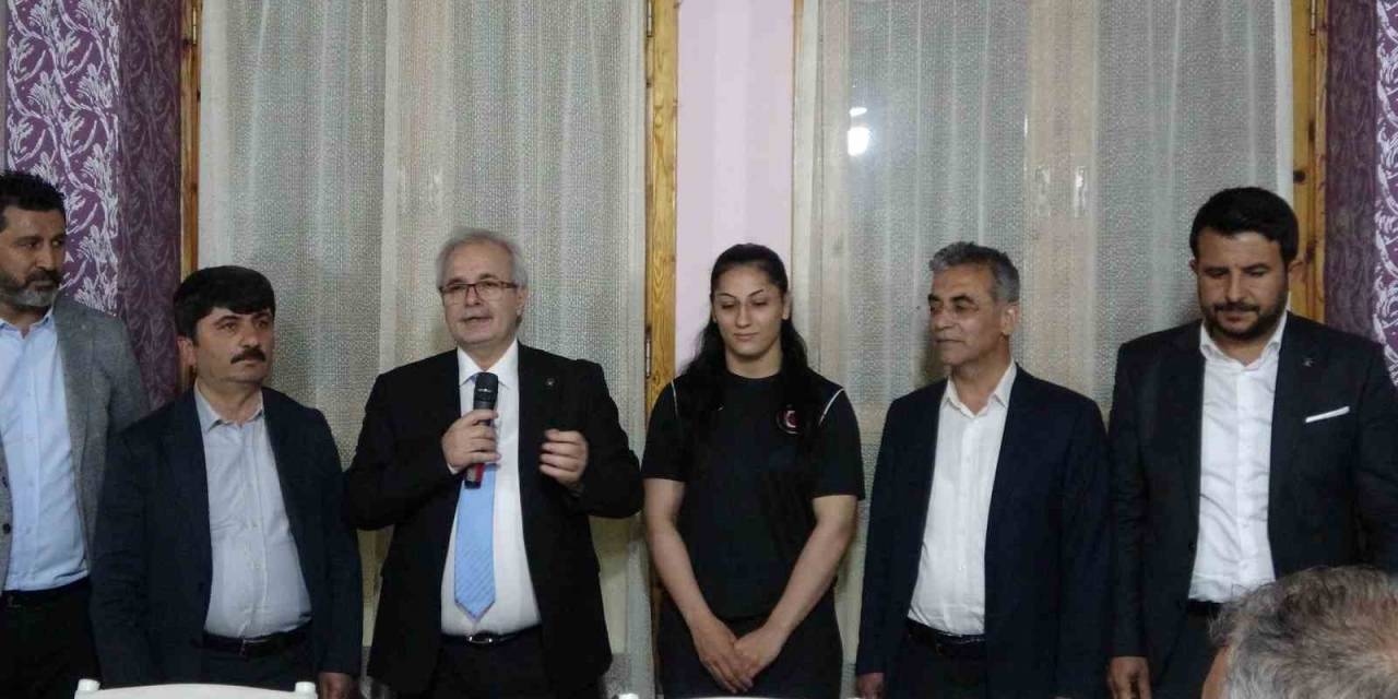 Türkiye Şampiyonu Hatice Nur Sarı, Kozan Basını İle İftarda Bir Araya Geldi