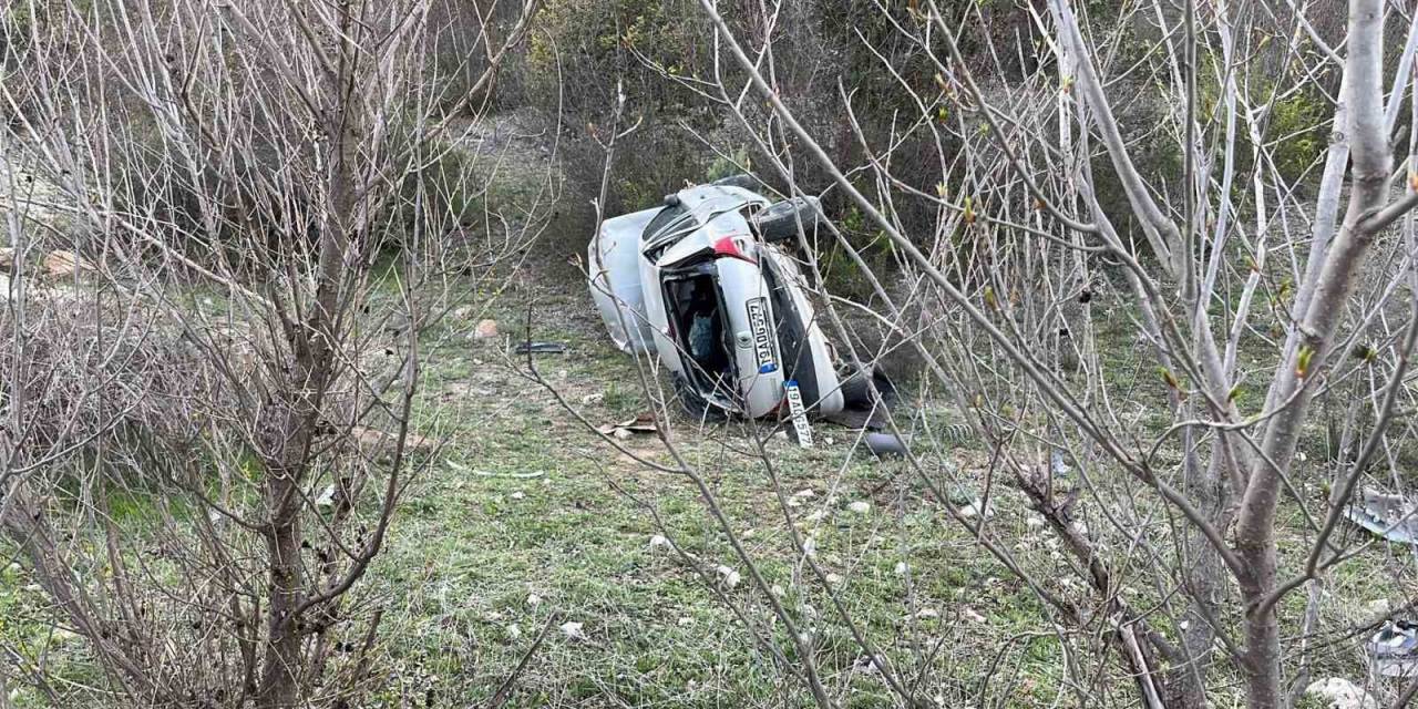D100’de Tarlaya Uçan Otomobilin Sürücüsü Yaralandı