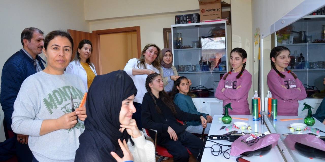 Kursiyerler Yaptıkları Saç Bakımıyla Öğrencileri Sevindirdi