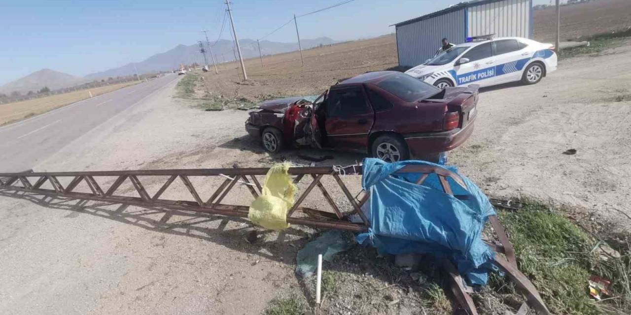 Karaman’da Kontrolden Çıkan Otomobil Elektrik Direğine Çarptı: 1 Yaralı