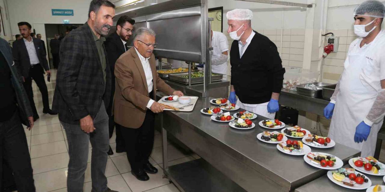 Bakan Akar Ve Başkan Büyükkılıç, Sahuru Mobilya İşçileriyle Yaptı