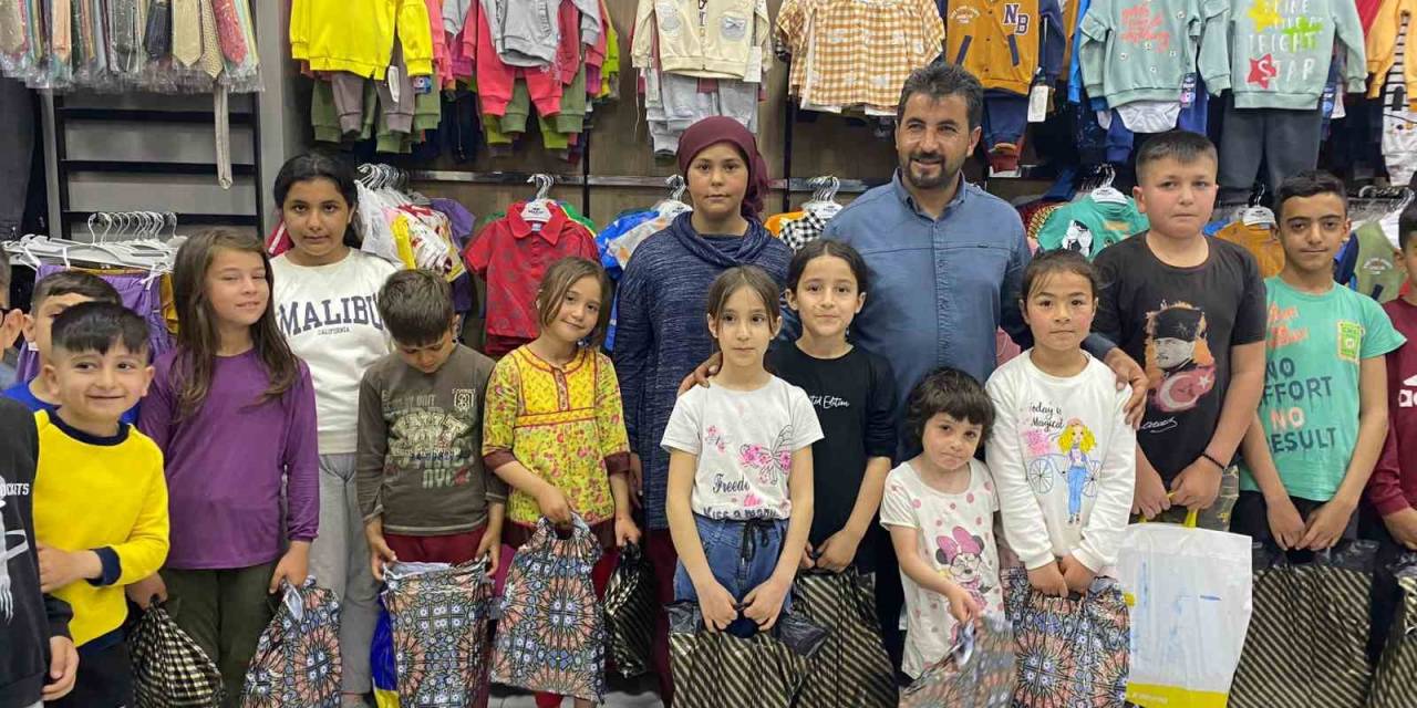 Kahramanmaraş’ta Yardımsever Vatandaş, Depremzede Çocukların İhtiyaçlarını Gideriyor