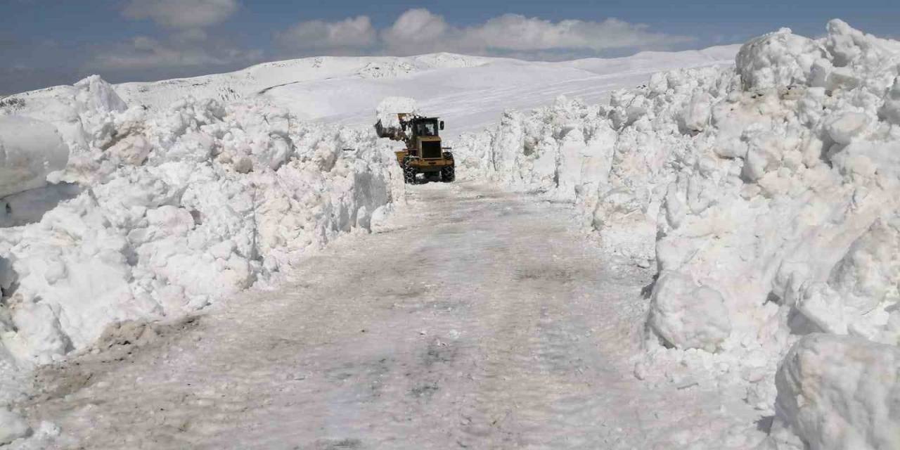 Erzurum’da Nisan Ayında Karla Mücadele