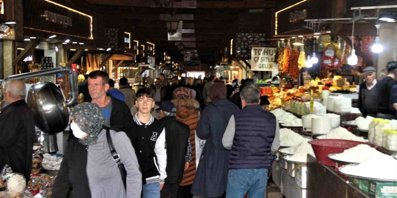 Tarihi Kapalı Çarşı’da Bayram Yoğunluğu