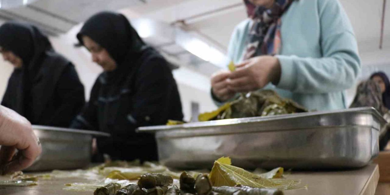 Depremzedeler Bayram İçin Bolu’da Yaprak Sardı