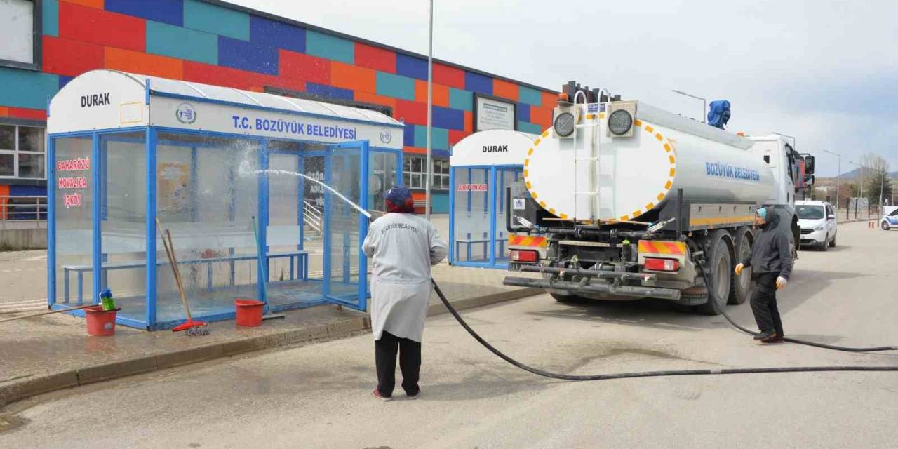Ana Cadde Kaldırımları İle Duraklar Tazyikli Suyla Yıkanarak Bayrama Hazırlandı