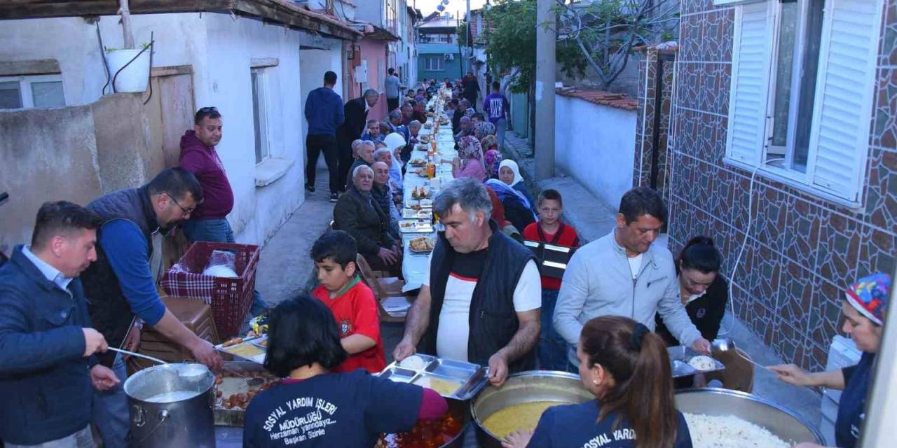 Salihli Belediyesi ‘iftarda Sizinleyiz’ Geleneğini Sürdürüyor