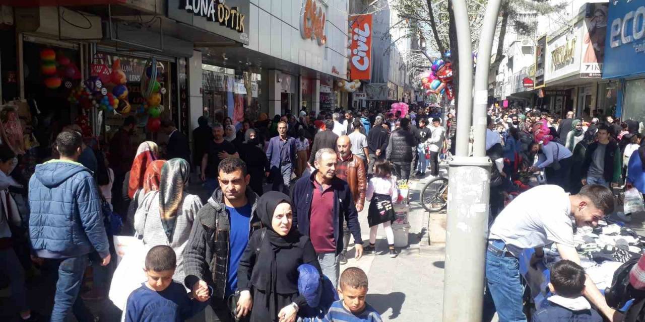 Geleneklerini Yaşatan Vatandaş, Bayram Alışverişi İçin Çarşının Yolunu Tuttu