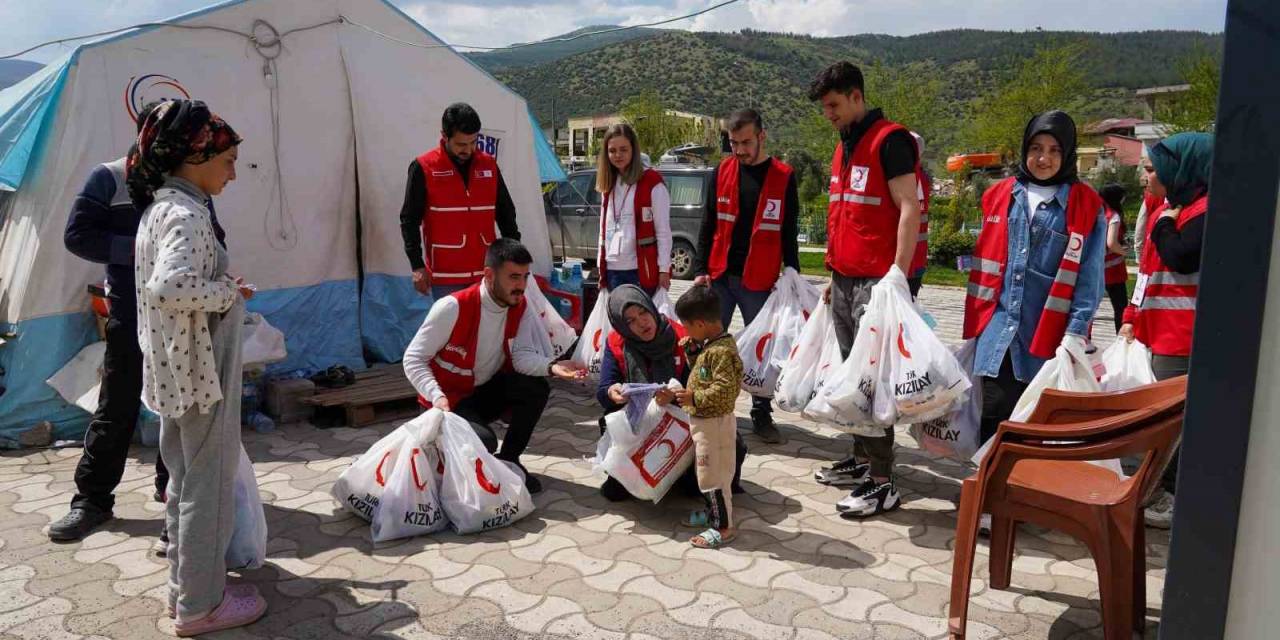 Kızılay Bayramda Depremzedelerin Yanında