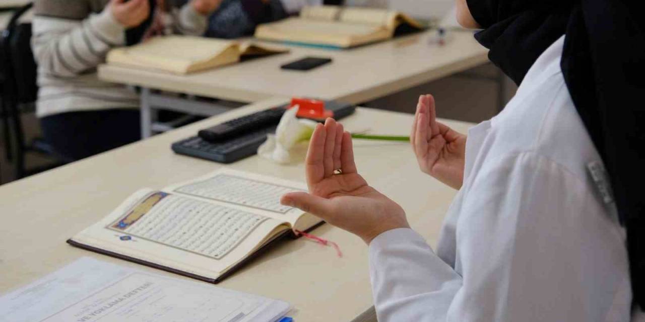 Hayatını Kaybeden Depremzedeler İçin Dua Edildi
