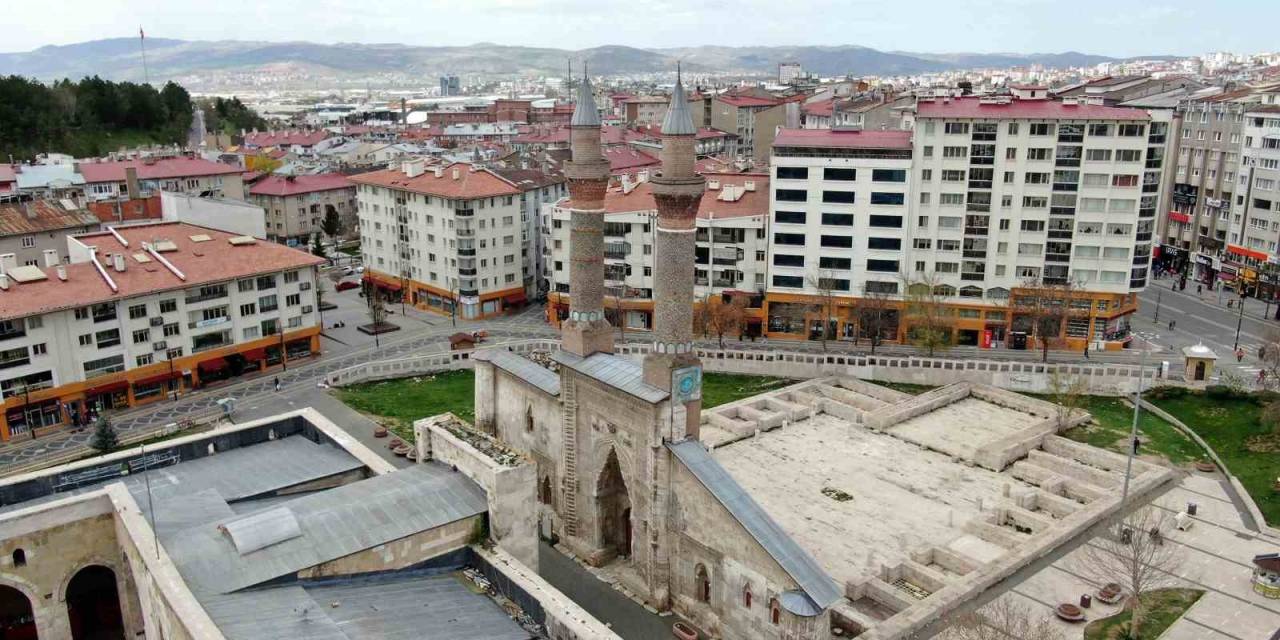 Anadolu’nun En Yüksek Taç Kapısına Sahip Şerefesine Çelik Kelepçe Takıldı