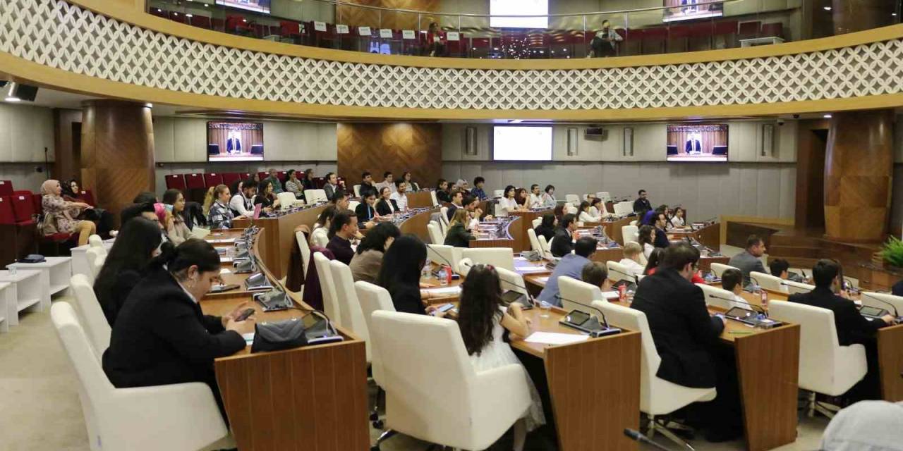 Antalya Büyükşehir Belediyesi Gençlik Meclisi’nde Koltuklara Çocuklar Oturdu