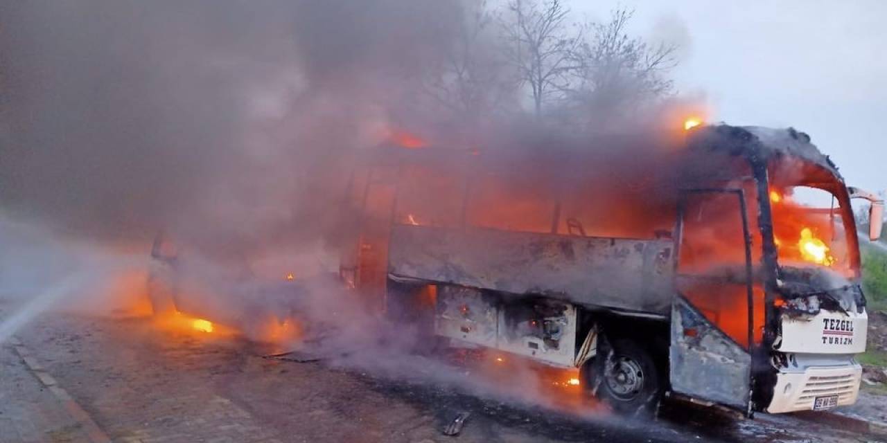Kaza Yapan Midibüs İle Hafif Ticari Araç Alev Alev Yandı
