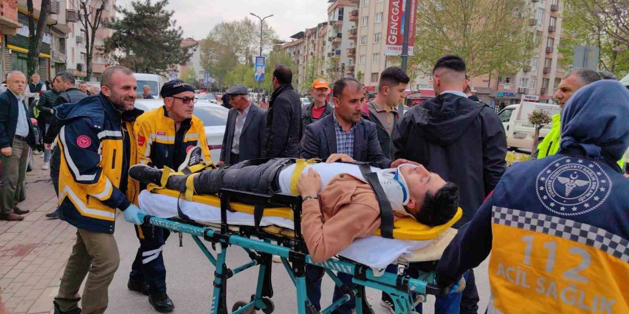 Otomobil Park Halindeki Araçlara Çarptı; Bayram Alışverişini Bırakıp İzlediler