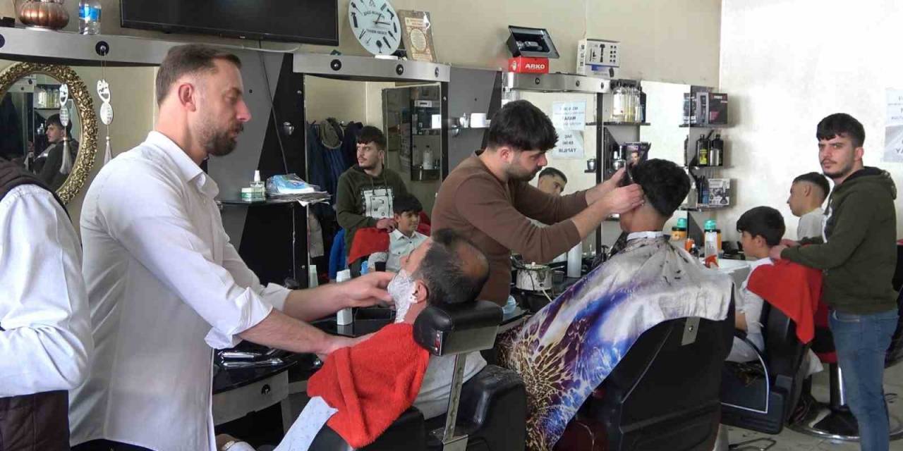 Tatvan’da Bayram Öncesi Berberlerde Yoğunluk