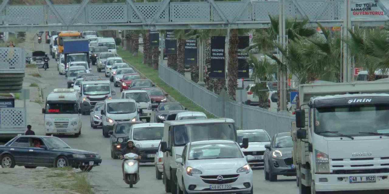 Bodrum’da Bayram Yoğunluğu Başladı, Trafik Kuyruğu Uzadıkça Uzadı