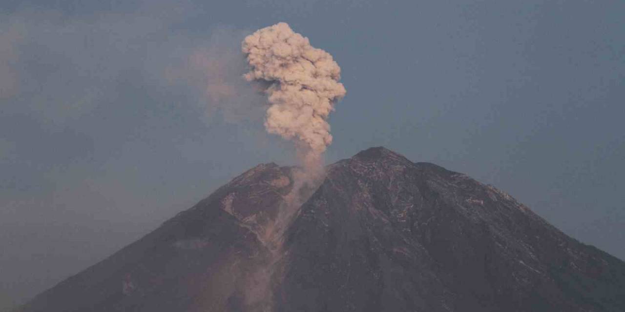 Endonezya’daki Semeru Yanardağı’nda 16 Patlama