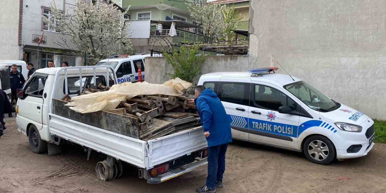 Kamyonet Dolusu İnşaat Malzemesiyle Yakayı Ele Verdiler