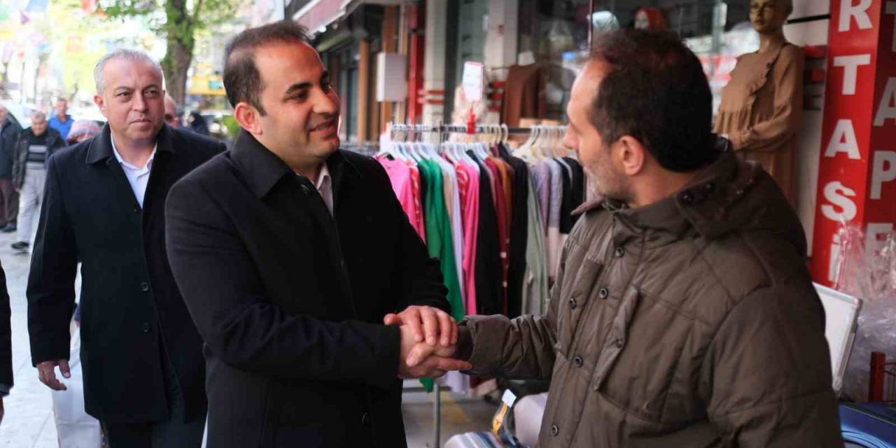 Ak Parti Milletvekili Adayı Harun Çelik, Esenyurt’ta Kararsız Genci Böyle İkna Etti