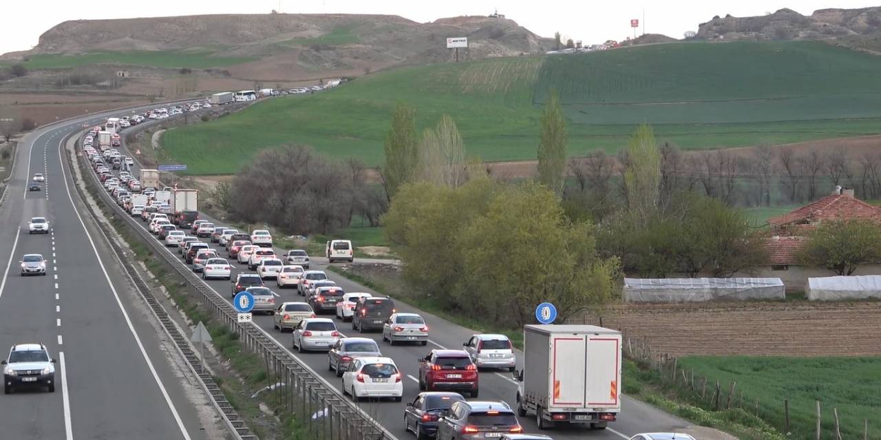 43 İlin Geçiş Noktasında Trafik Yoğunluğu: Sürücülerin Dikkatsizliği Kazaları Da Beraberinde Getirdi