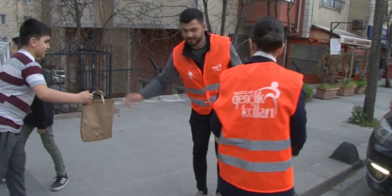 Ak Partili Milletvekili Adayı Bağcılar’da Trafikte Vatandaşlara İftarlık Dağıttı