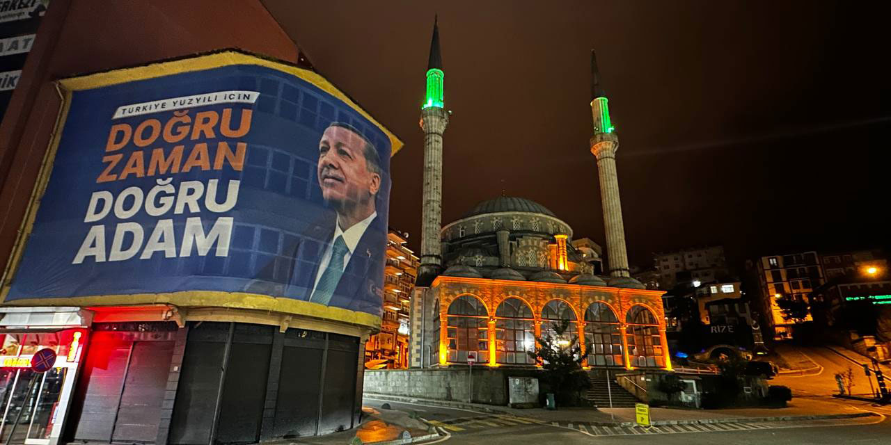 Rize Meydanına Cumhurbaşkanı Erdoğan’ın Yeni Posteri Asıldı