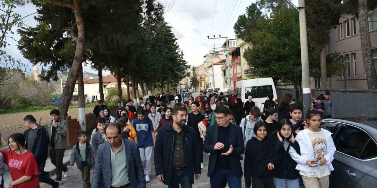 Bayram Öncesi Gençlerden Şehitlik Ziyareti