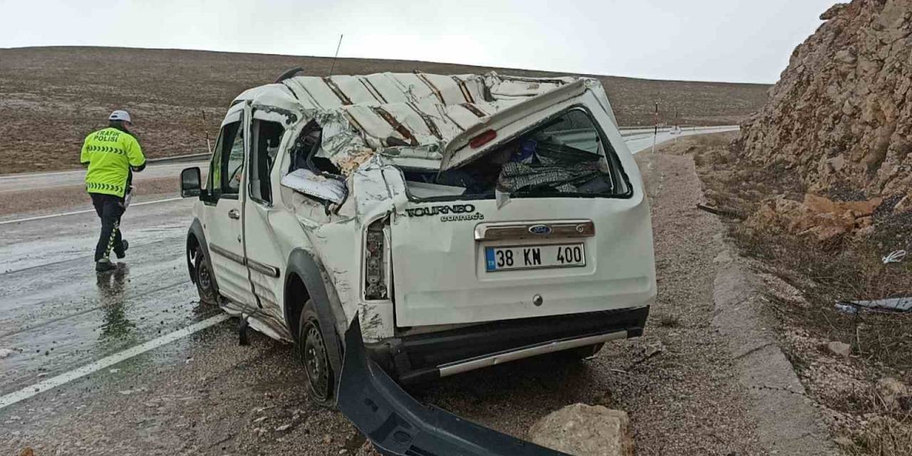 Yağmurla Kayganlaşan Yol Kazaya Neden Oldu, 5 Yaralı
