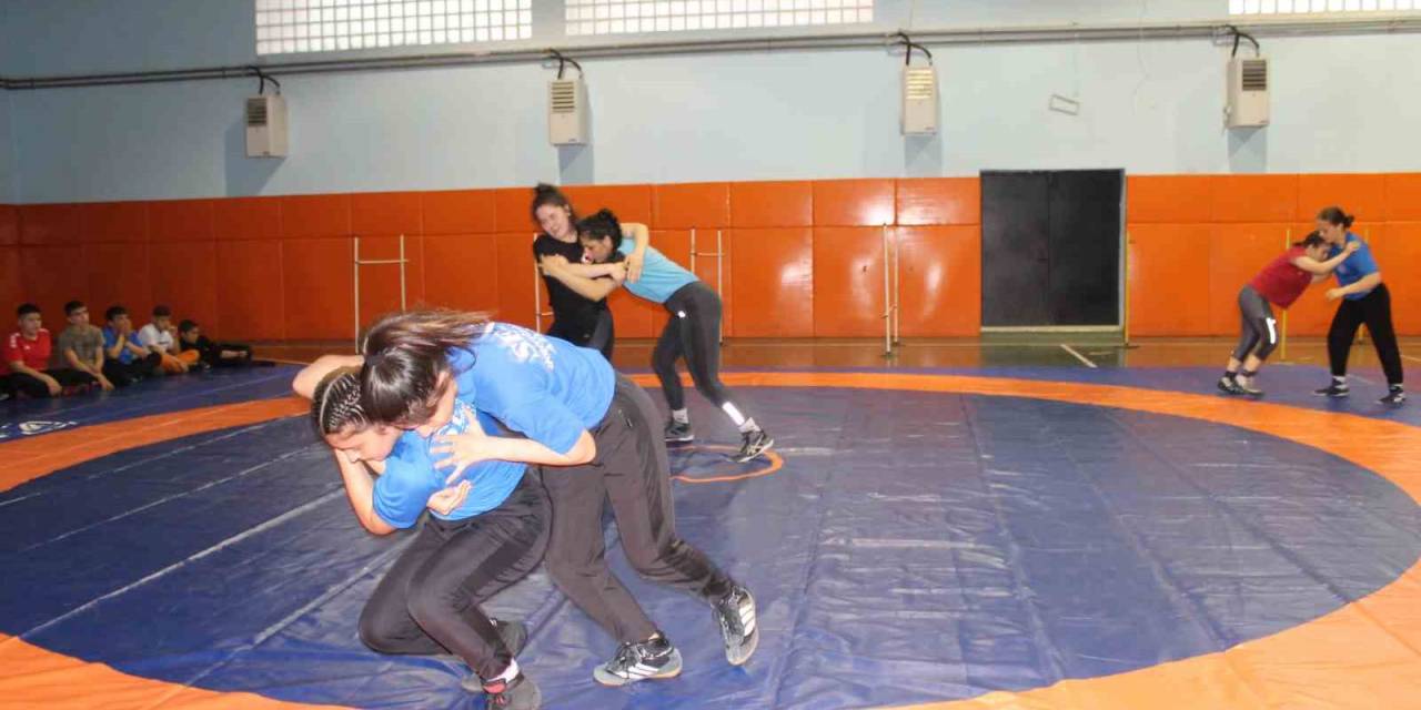 Kadın Güreşçilerin Hedefi Avrupa’da Türk Bayrağını Dalgalandırmak