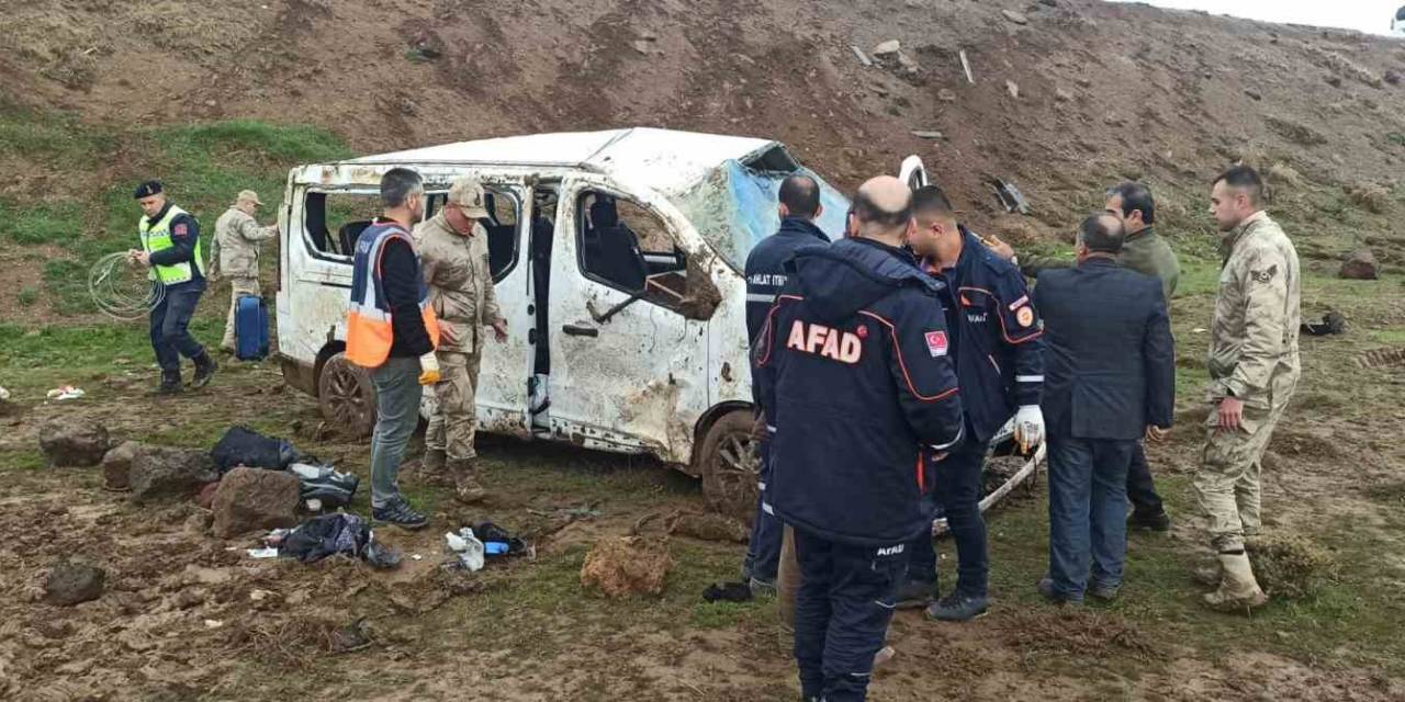 Sağlık Personelini Taşıyan Minibüs Şarampole Yuvarlandı: 13 Yaralı