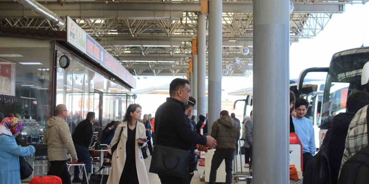 Afyonkarahisar Otogarında Beklenen Yolcu Yoğunluğu Yaşanmadı
