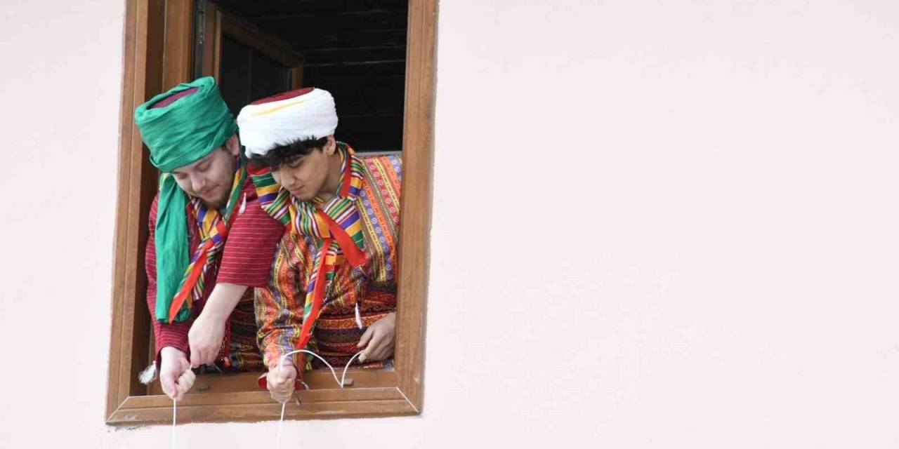 700 Yıllık Osmanlı Geleneğini Yaşatmak İçin Minareden Şeker Sarkıttılar