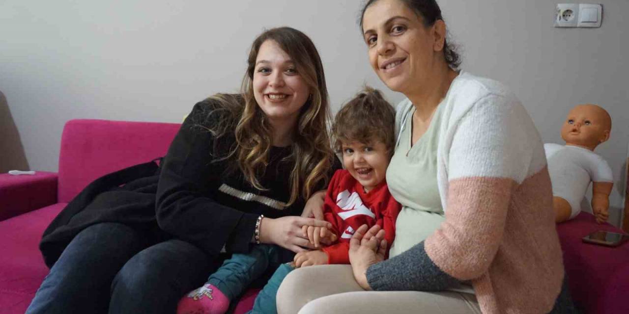 Üniversiteli Gençten Buruk Bayram Sevinci Yaşayan Depremzedelere Destek