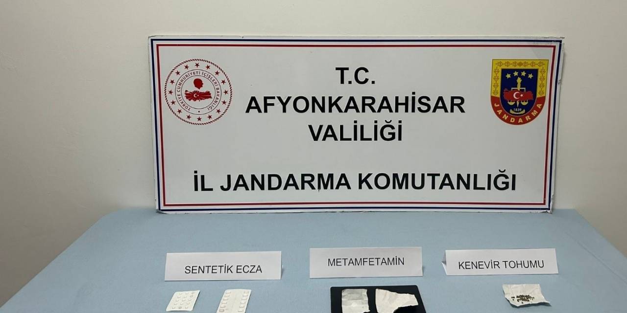 Jandarma Ekipleri Şüphelendikleri Araç İçerisindeki Şahıslar Üzerinde Uyuşturucu Madde Ele Geçirdi