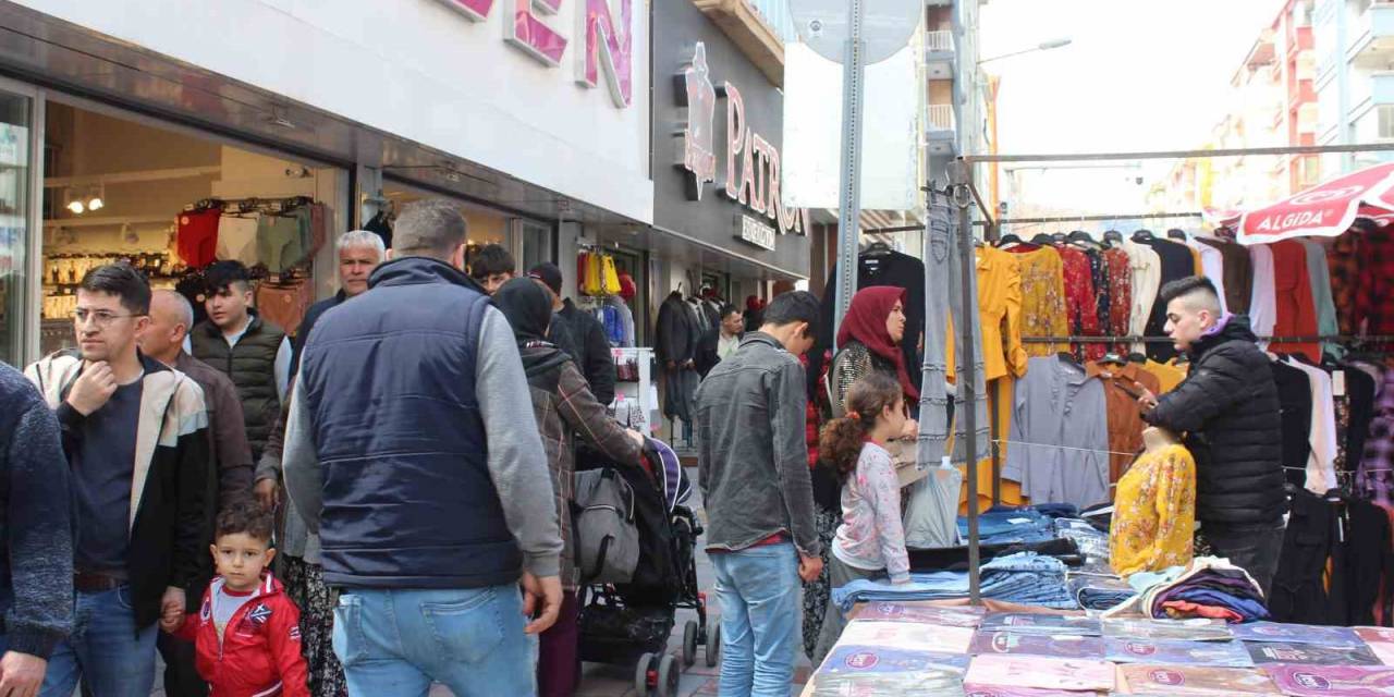 Afyonkarahisar’da Kurulan Bayram Pazarında Arife Günü Yoğunluğu