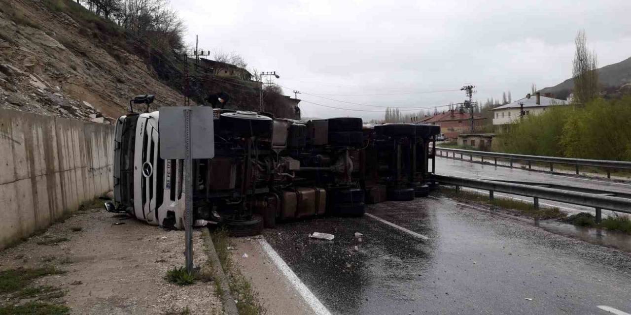 Devrilen Tırın Sürücüsü Yaralandı