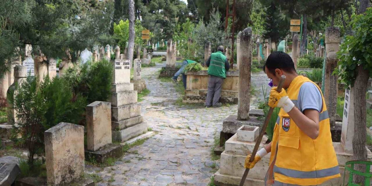 Mezarlıklar Bayram Ziyaretine Hazırlandı