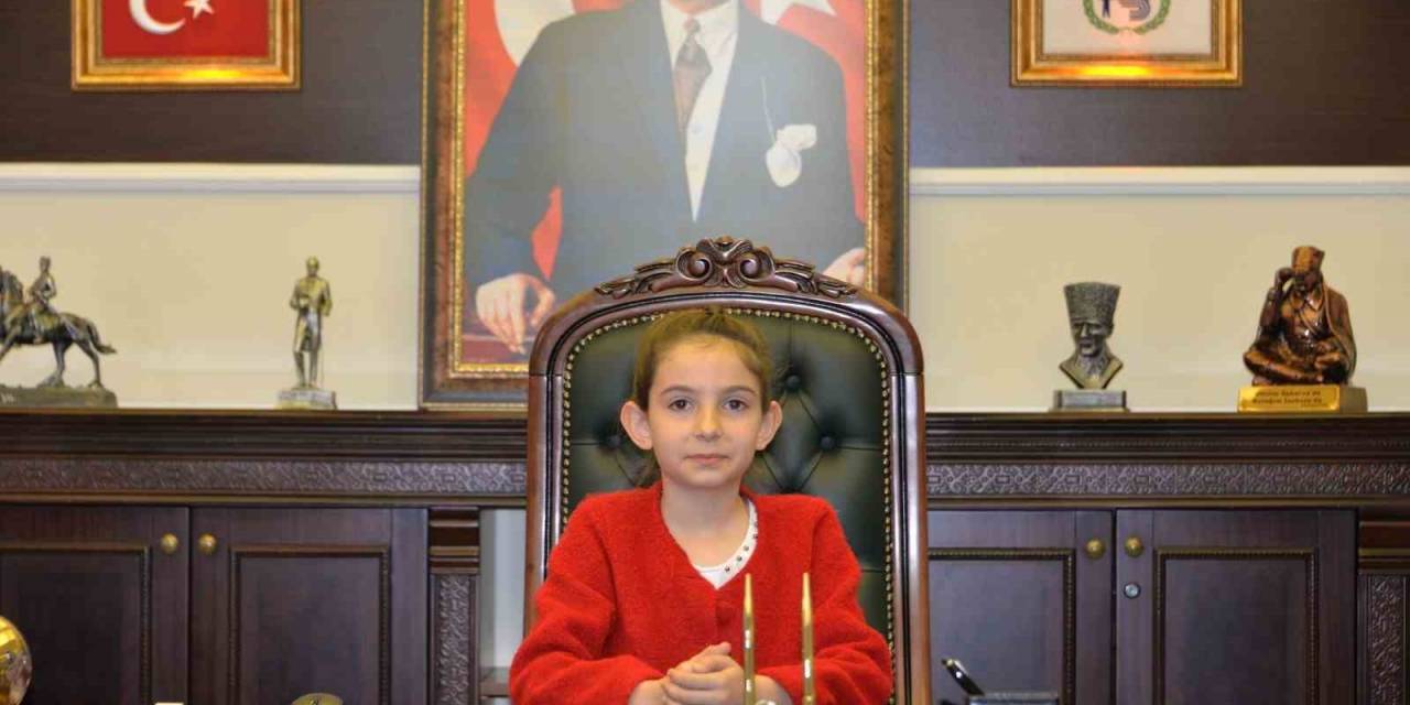 Bozüyük Belediyesinin Minik Başkanı Makam Koltuğuna Oturdu