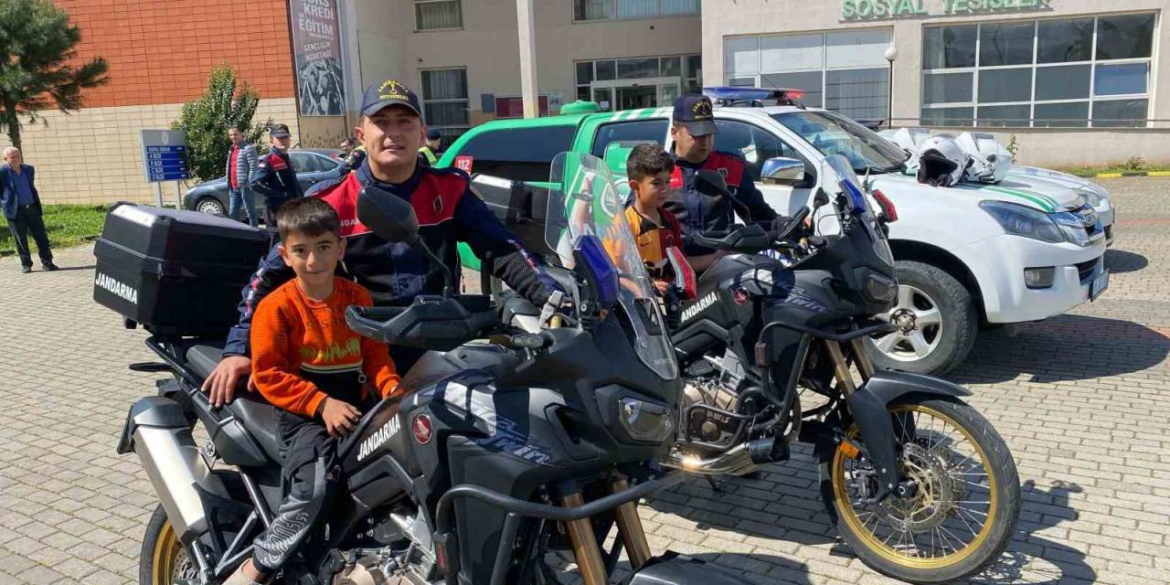 Jandarma Depremzede Çocukları Unutmadı