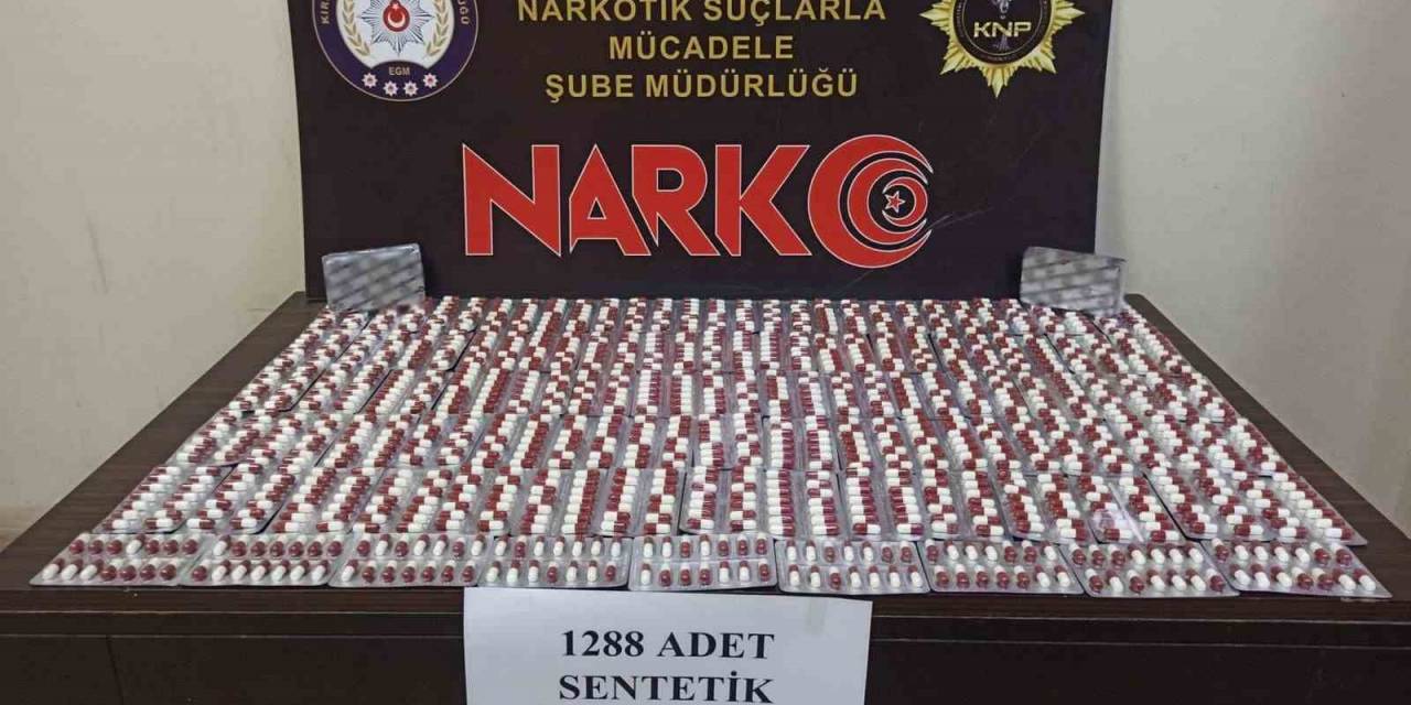 Otobüste Seyahat Eden Yolcunun Çantasında Yüzlerce Uyuşturucu Hap Çıktı
