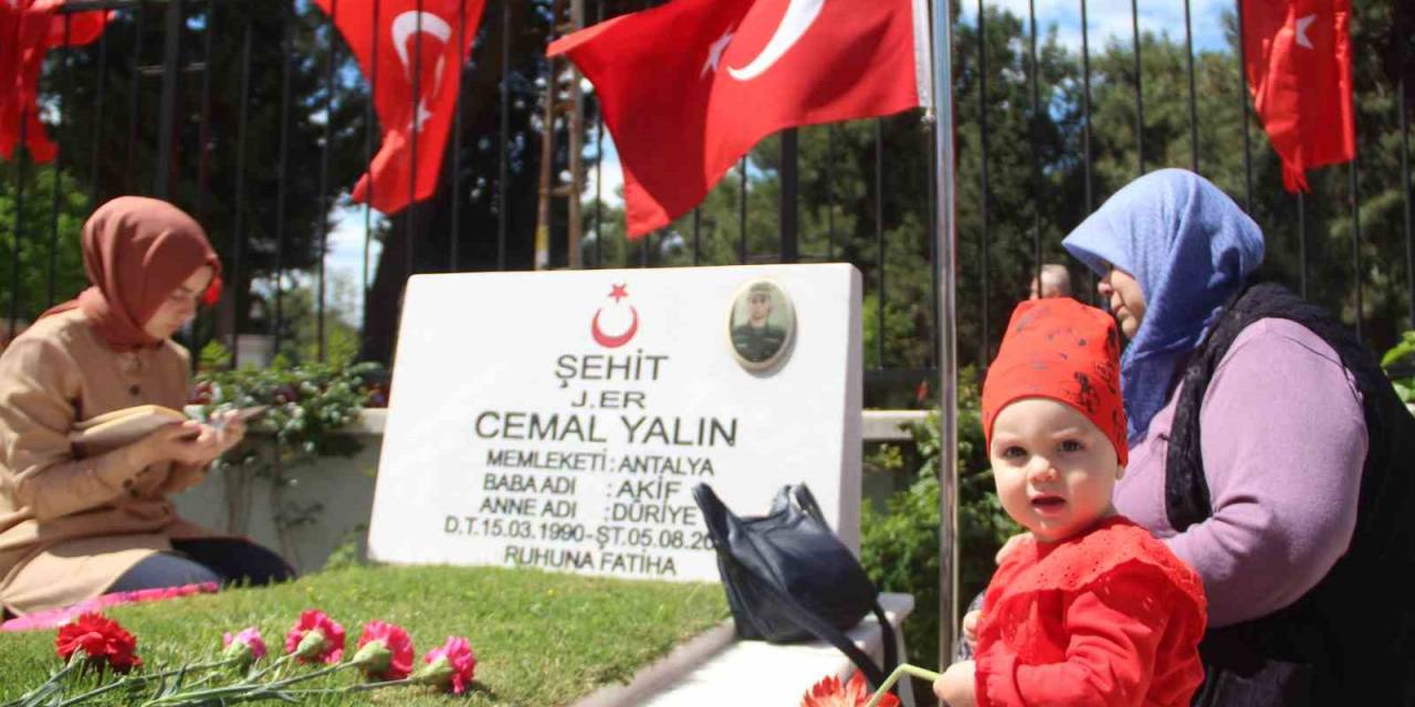 Antalya’da Mezarlıklarda Ziyaretçi Yoğunluğu Yaşandı