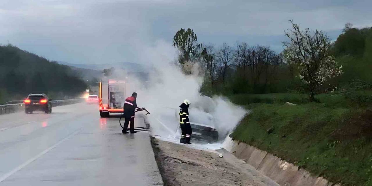 Samsun’da Seyir Halindeki Otomobilde Yangın: 4 Yaralı