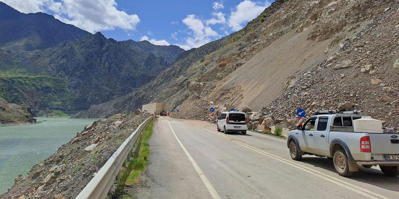 Heyelan nedeniyle kapanan Artvin-Erzurum kara yolu ulaşıma açıldı