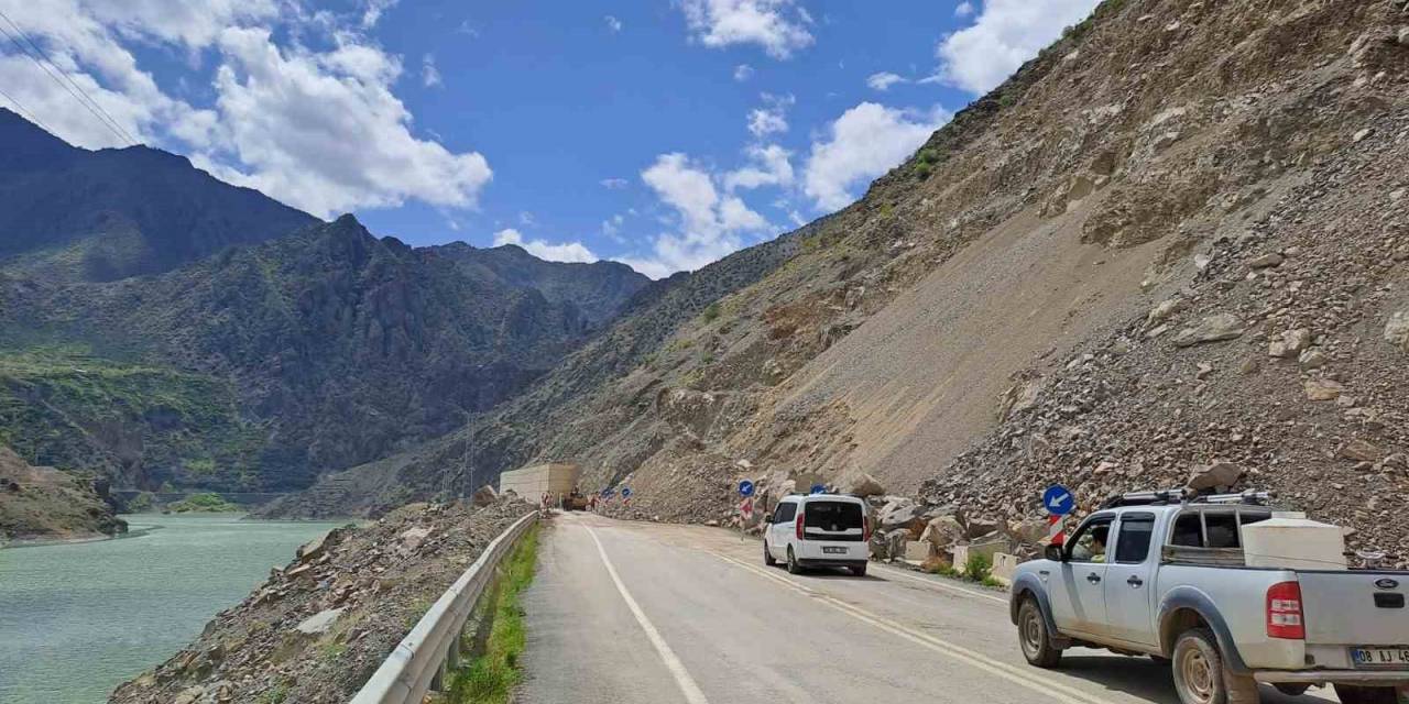 Heyelan Nedeniyle Kapanan Artvin-erzurum Karayolu 2 Gün Sonra Ulaşıma Açıldı